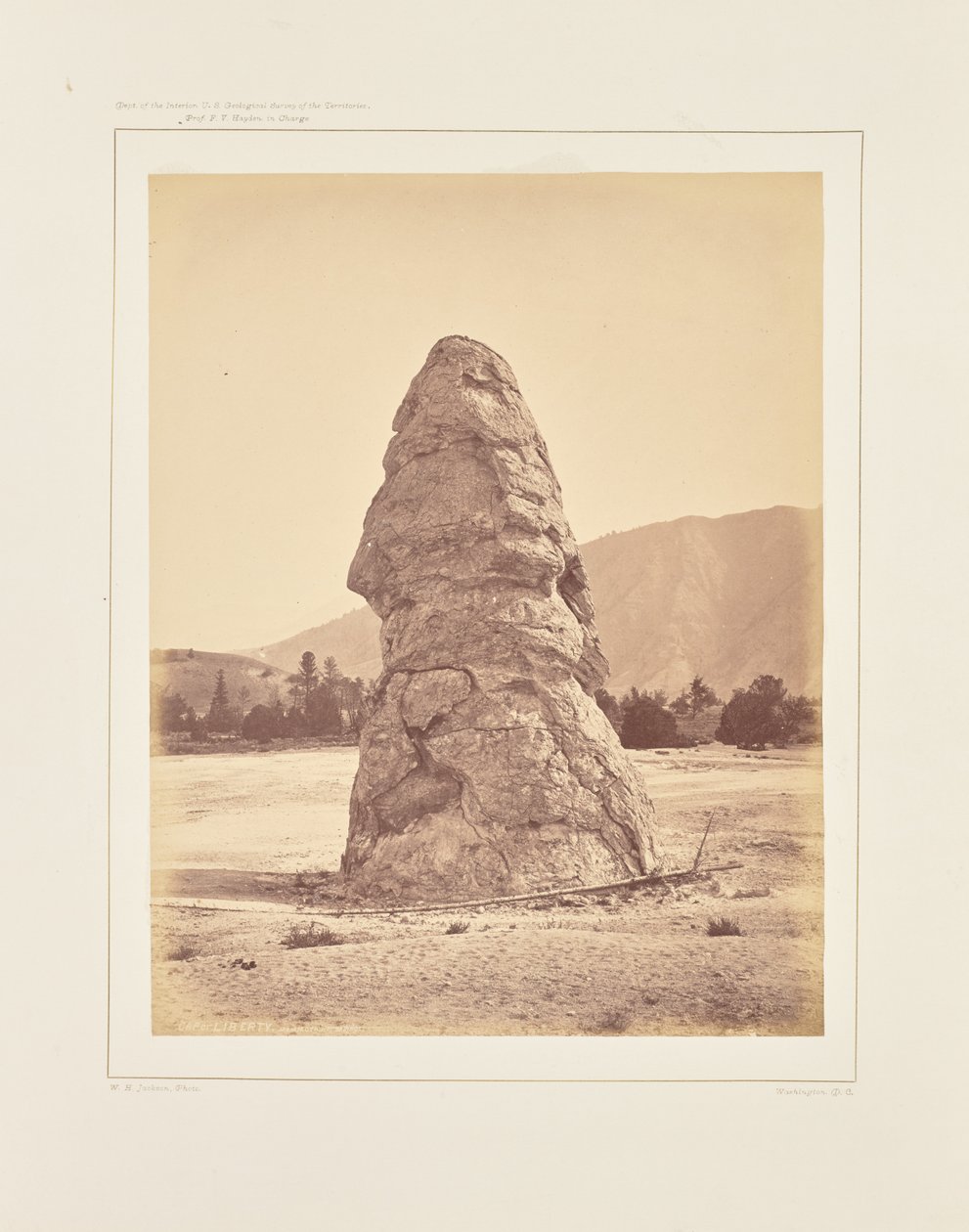 Cap of Liberty, Mammoth Hot Springs door William Henry Jackson