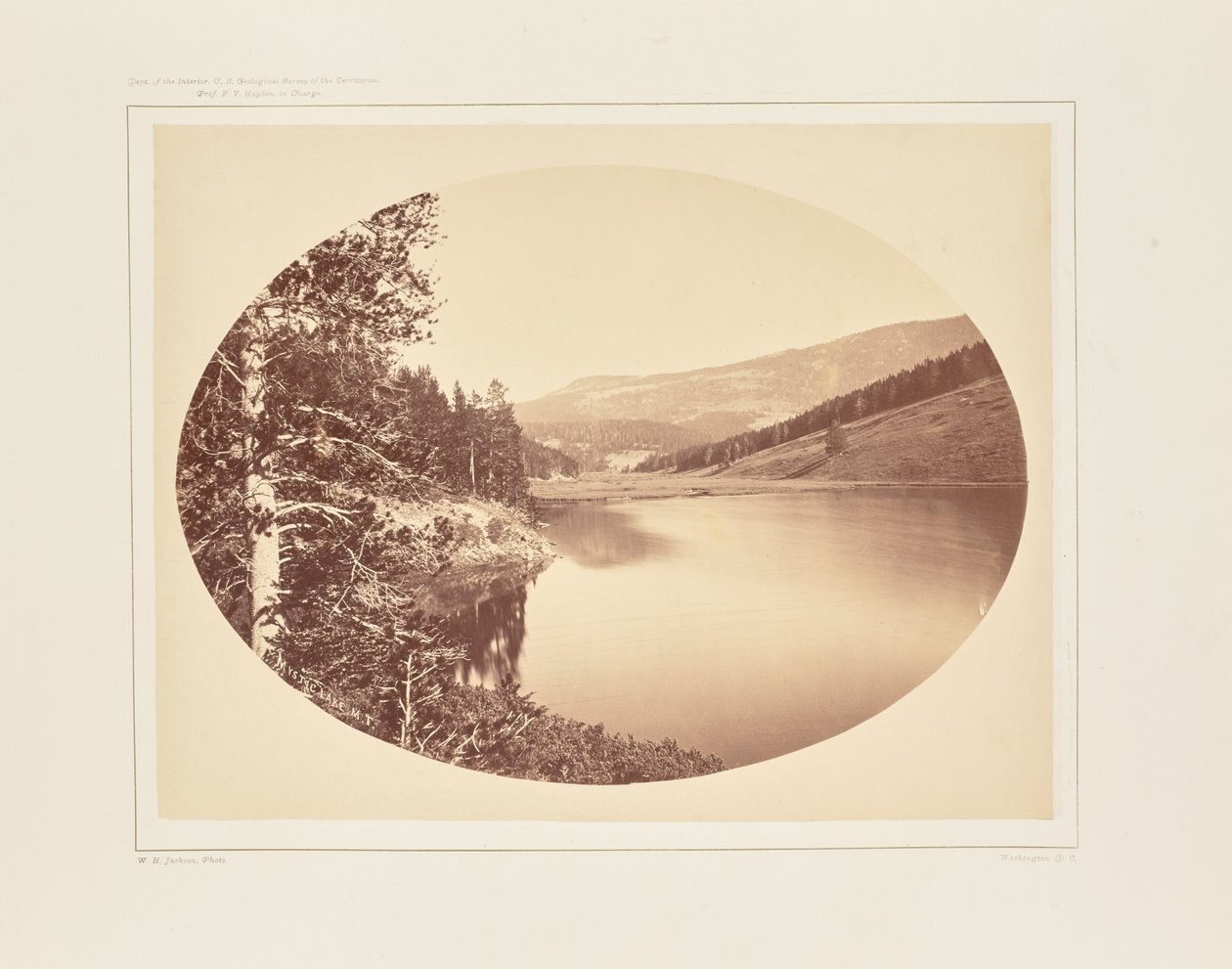 Mystic Lake, bron van de East Gallatin door William Henry Jackson