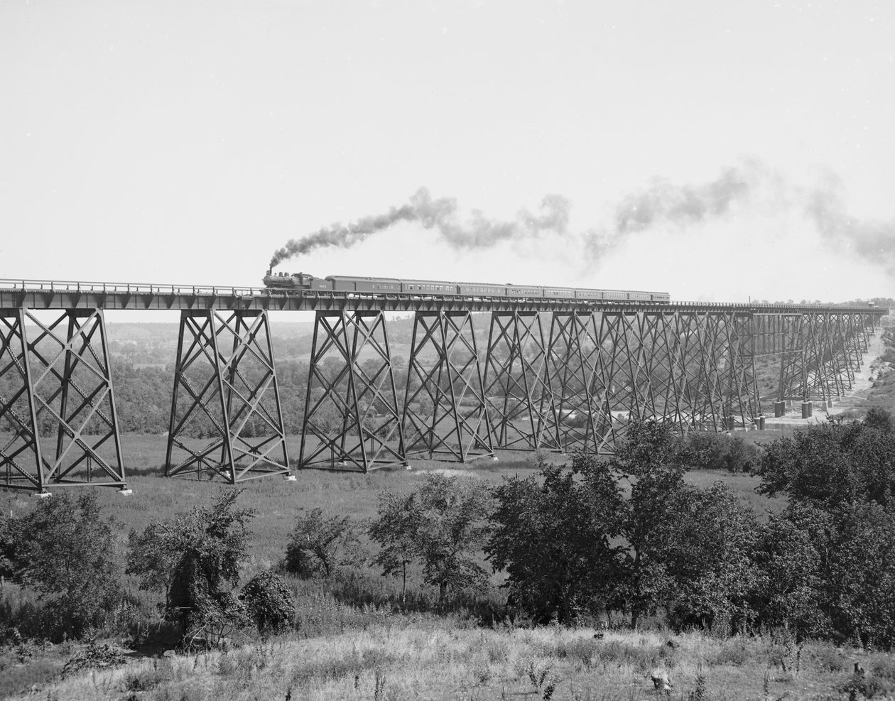 Spoorbrug over de Des Moines rivier, ca. 1900 (zw/w foto) door William Henry Jackson