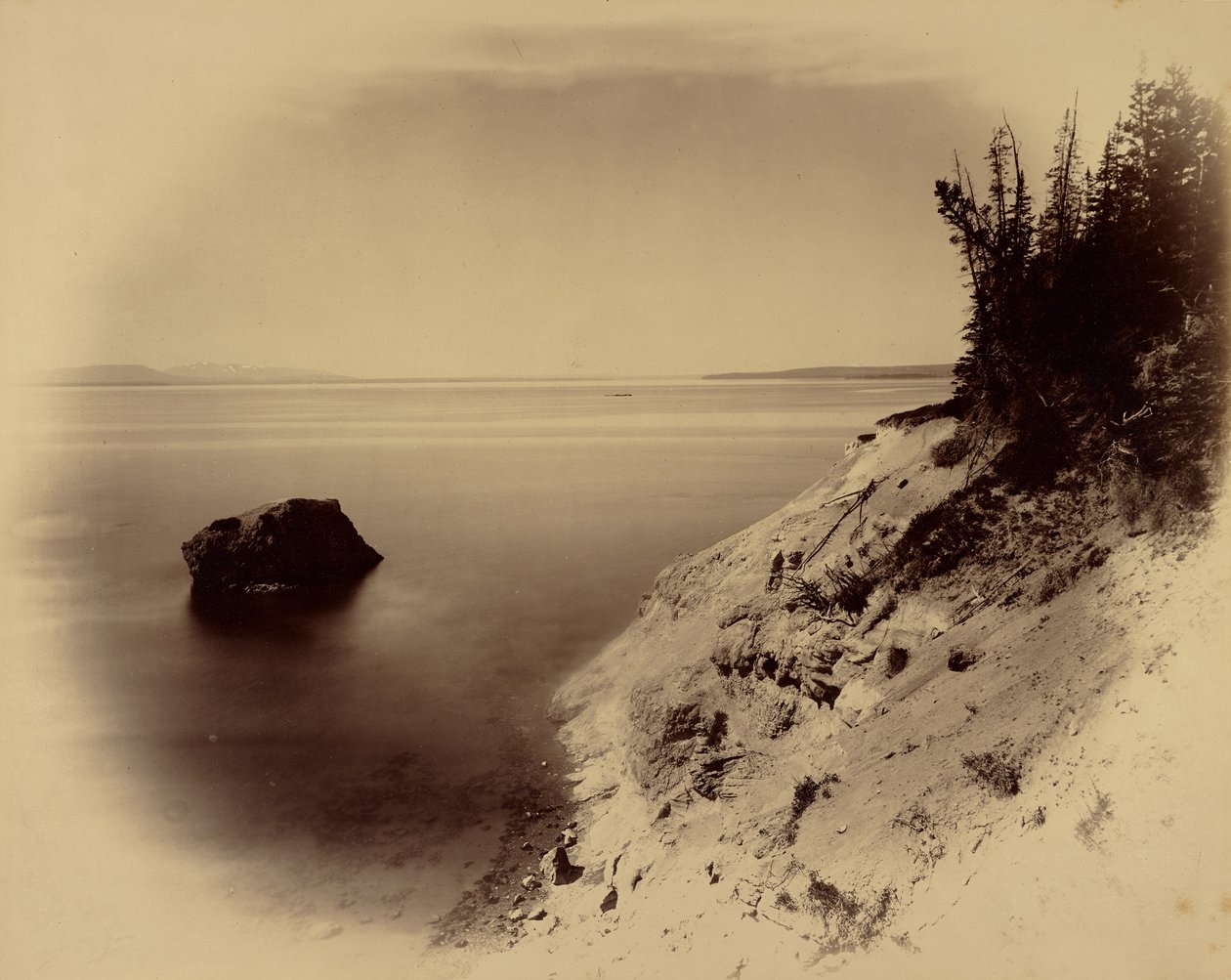 [Niet-geïdentificeerd westers landschap met meer en grote rots voor de kust] door William Henry Jackson