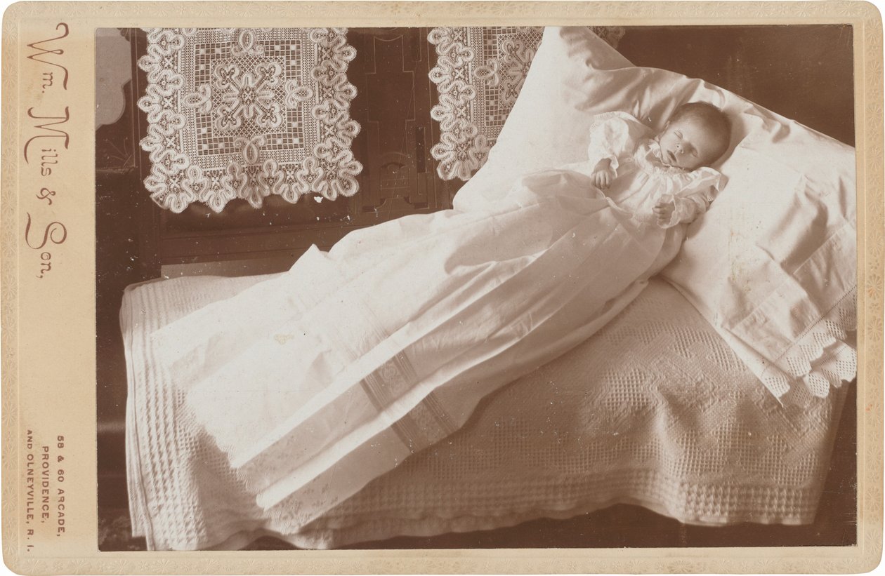 Postmortale baby op bed,1880-1890 (foto) door William Mills & Son