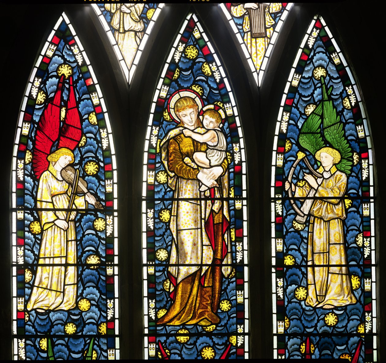 Madonna en Kind met Twee Engelen, bovenste helft van het Engelenraam (detail) door William Morris