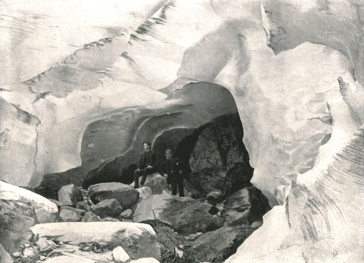 De Rockies: ijsgrot in de Grote Gletsjer, Mount Sir Donald, Canada, 1895 door William Notman and Son