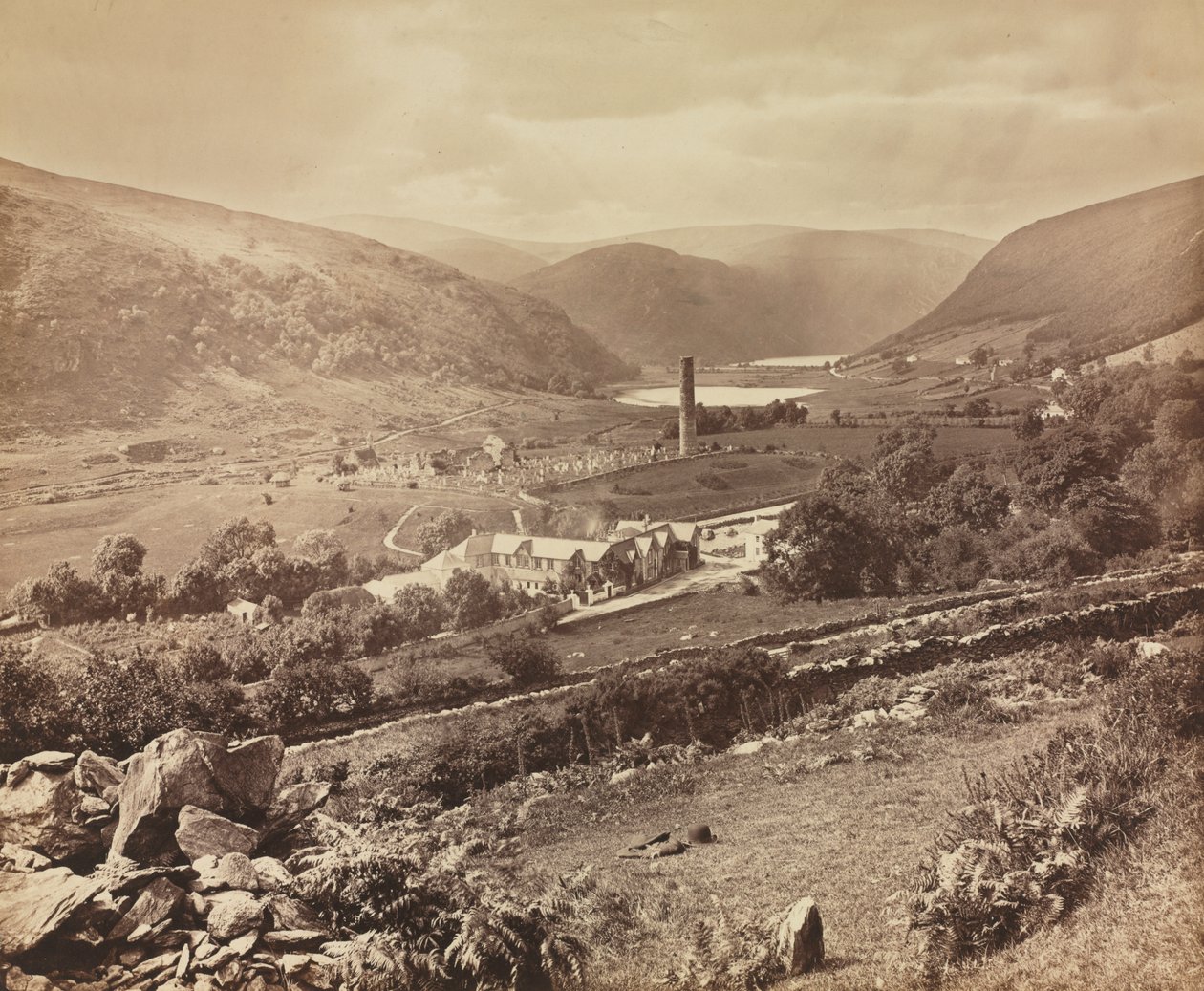 De vallei van Glendalough, County Wicklow, Ierland door William Russell Sedgfield