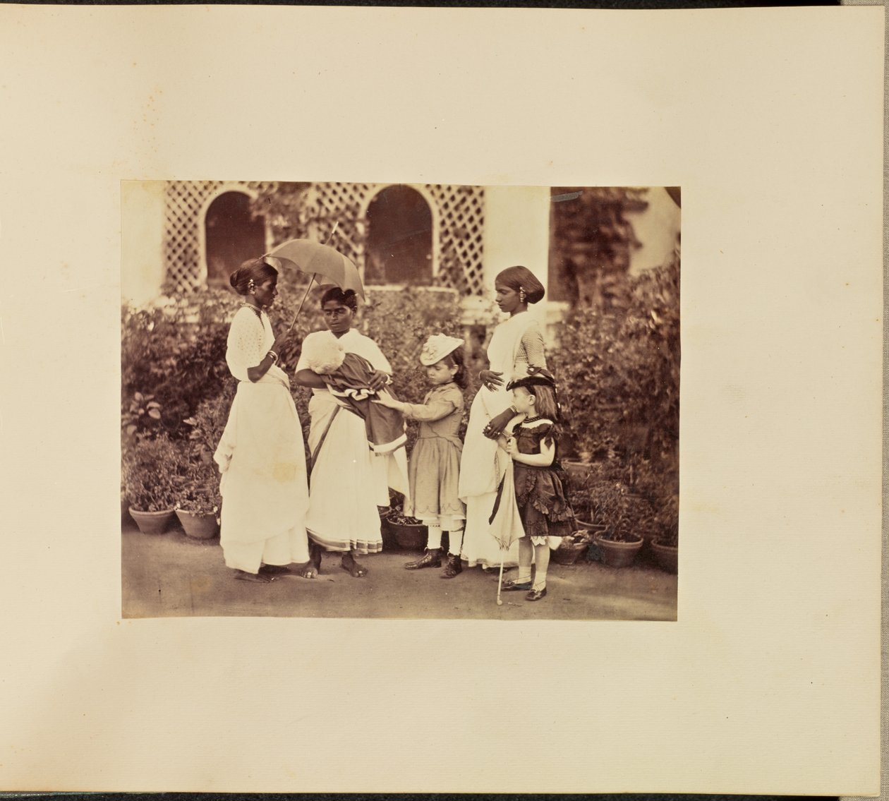 [Kaukasische kinderen met Ayahs] door Willoughby Wallace Hooper