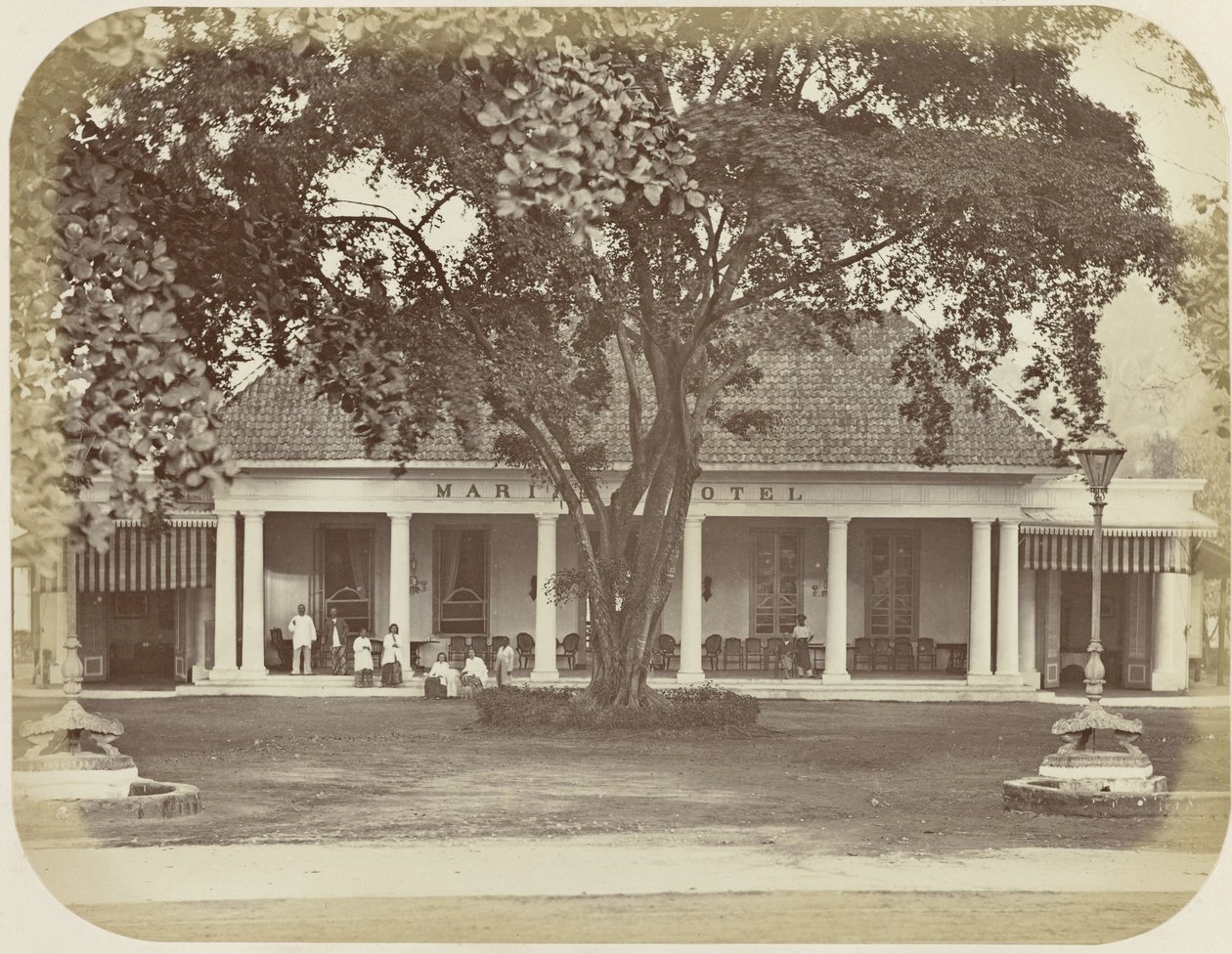 Marine Hotel te Batavia door Woodbury and Page