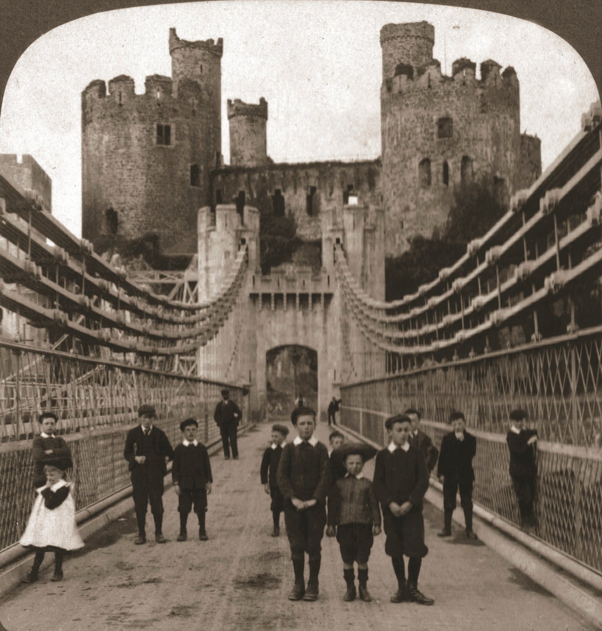 Conway, Wales, middeleeuws kasteel en brug, 1901 door Works and Sun Sculpture Studios