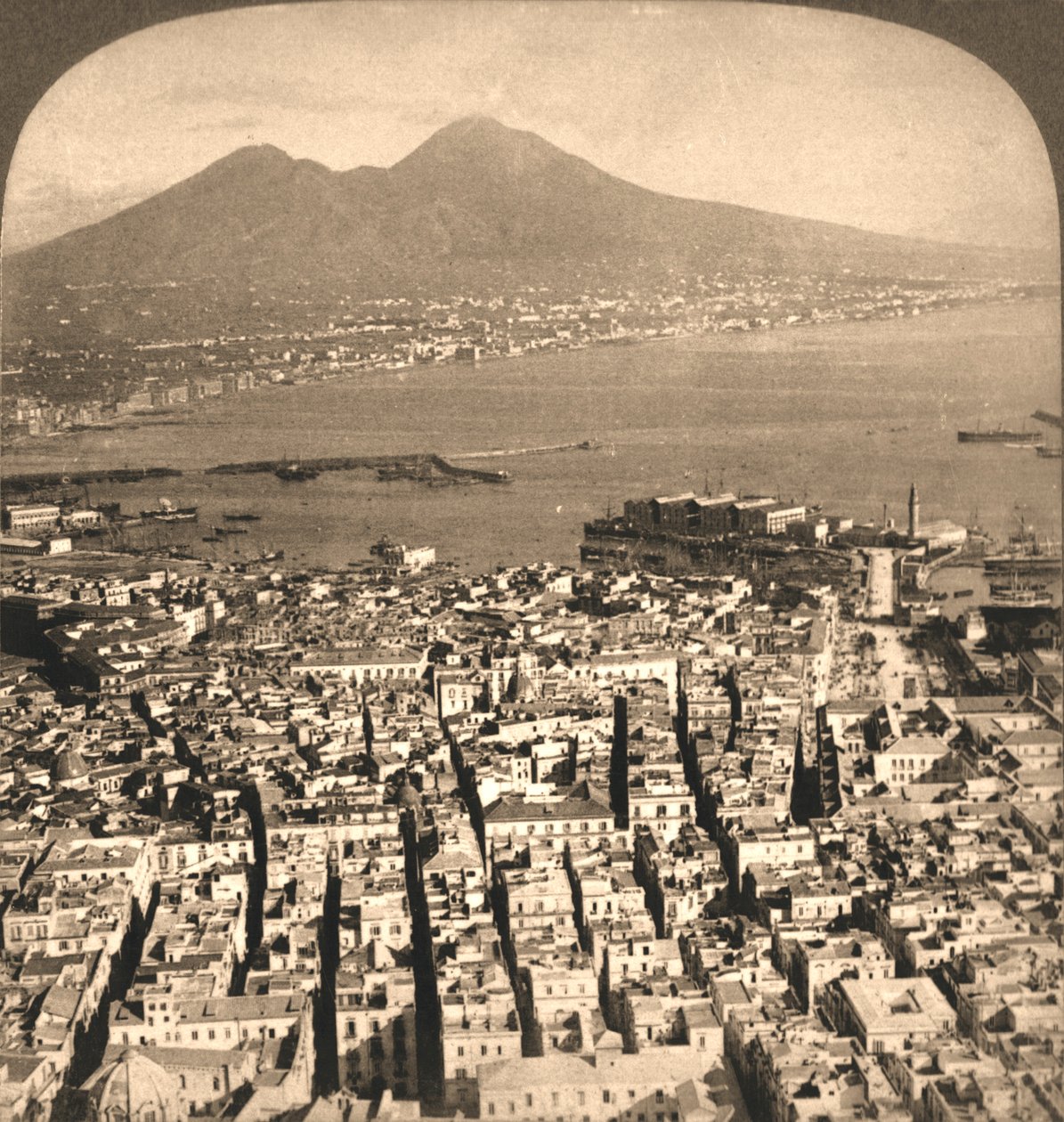 Napels, de baai en Vesuvius, Italië, 1897 door Works and Sun Sculpture Studios