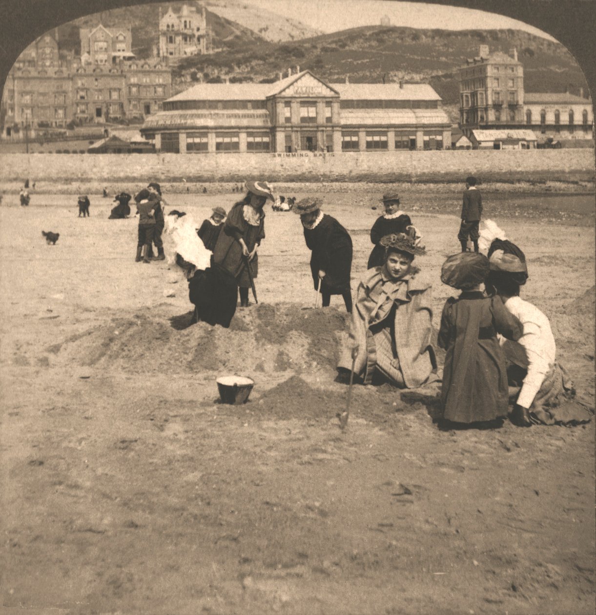 Op het strand van Llandudno, Wales door Works and Sun Sculpture Studios