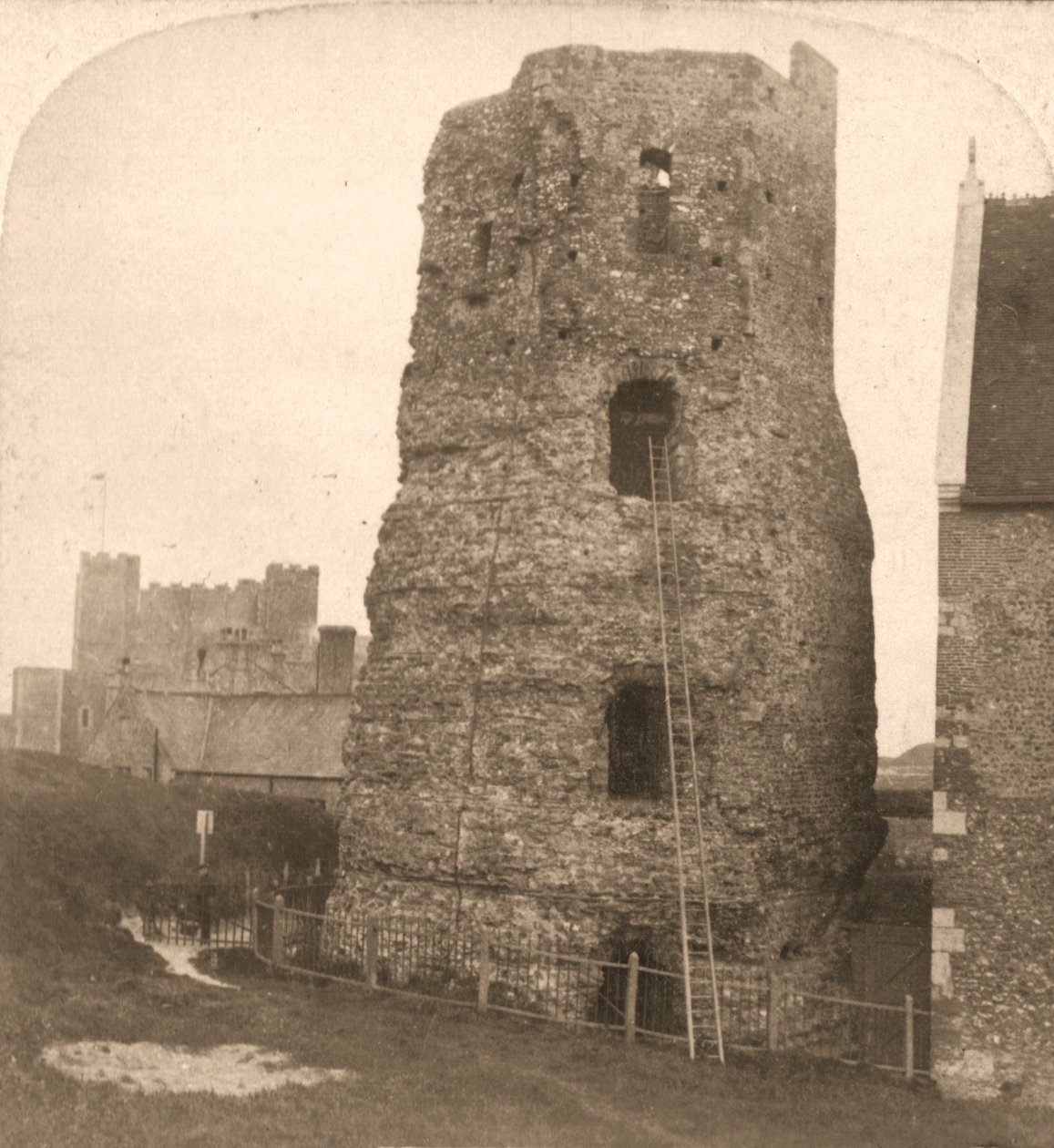 De oude Pharos van Dover, Romeinse vuurtoren, Engeland, 1900 door Works and Sun Sculpture Studios