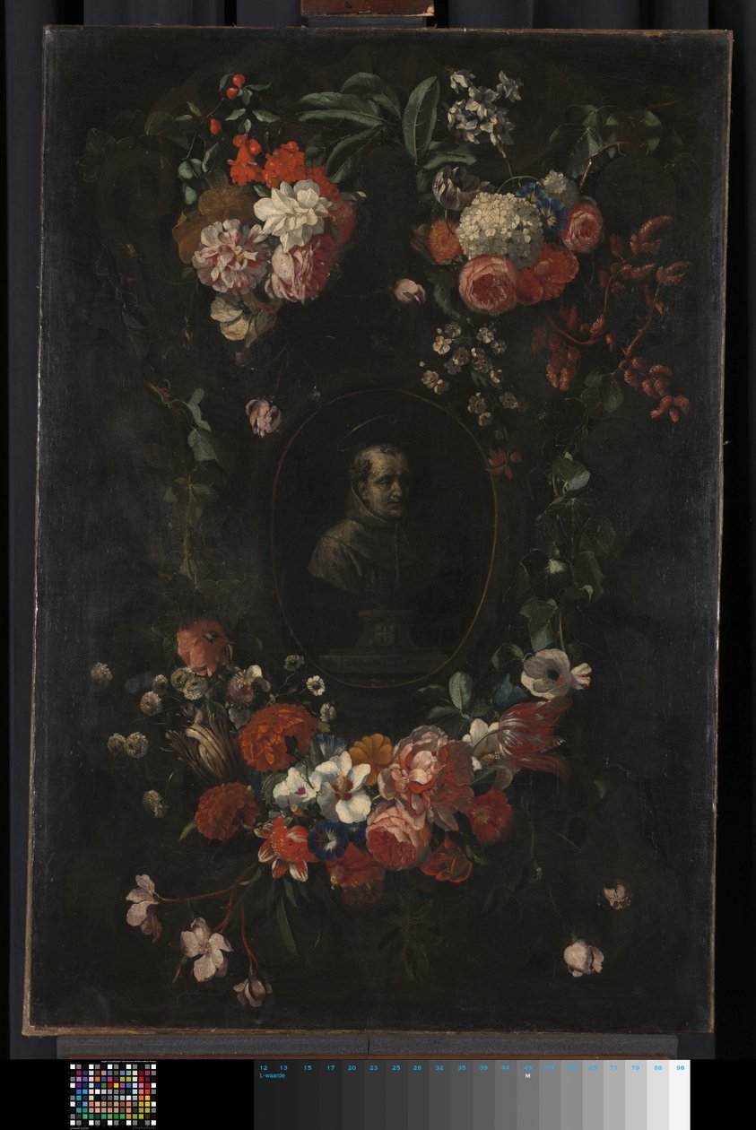 Gesuggereerde gebeeldhouwde buste van de zalige Hieronymus Werdanus in een gesuggereerde stenen cartouche, versierd met een guirlande en twee boeketten bloemen door Wouter Gysaerts