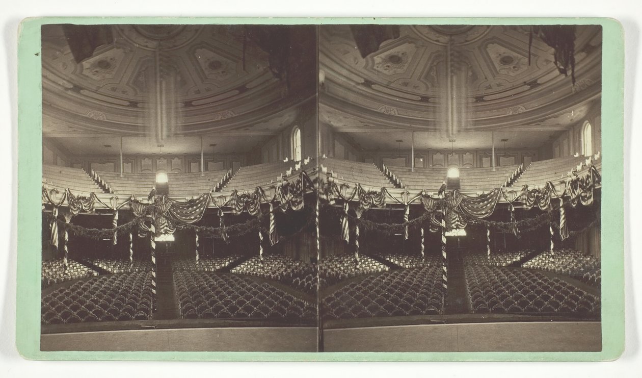 Zonder titel [auditorium versierd met Amerikaanse vlaggen], eind 19e eeuw door Wright and Hartwell
