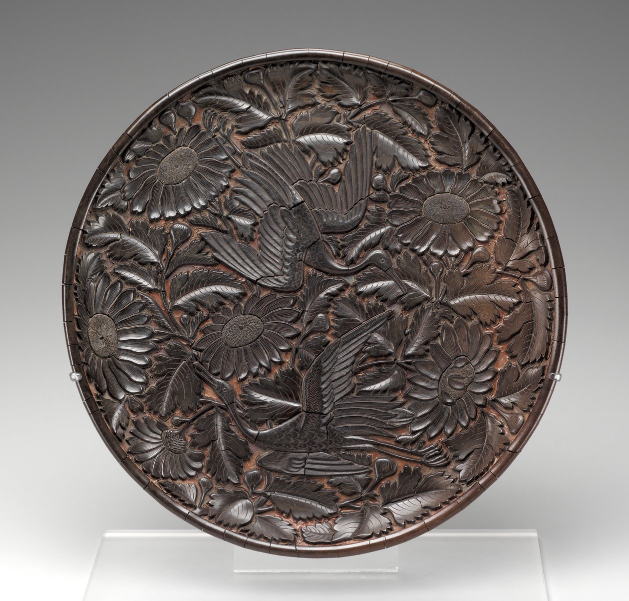 Dienblad met ontwerp van kraanvogels en chrysanten door Yuan Dynasty Chinese School