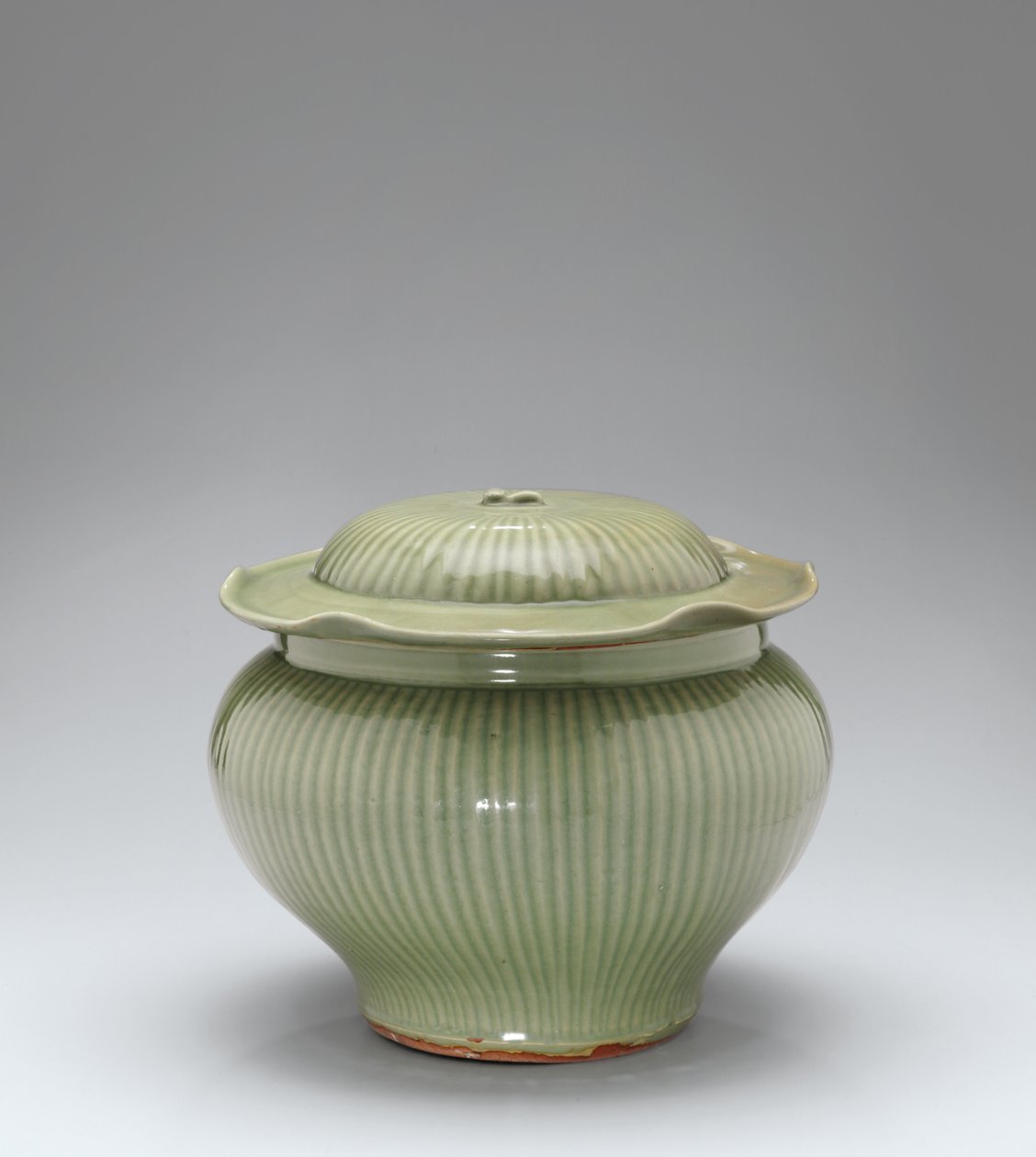 Longquan Celadon geribbelde pot & deksel door Yuan Dynasty Chinese School