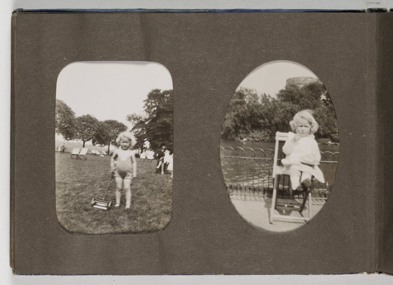 Een 20e-eeuws familiealbum, c door Frederick (attr. to) Barnard