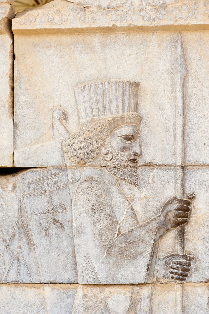 Oud reliëf van de Achaemeniden; Pers met lans; soldaat van de Onsterfelijke Garde op het Apadana Paleis; archeologische site; oude Perzische stad Persepolis; UNESCO Werelderfgoed; Fars Provincie; Iran; Azië door Frederick (attr. to) Barnard