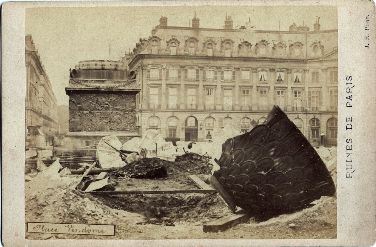 Commune van Parijs (1871): ruïnes op Place Vendome in Parijs. Fotografie 1871. Afm. 16,5x10,8 cm door Frederick (attr. to) Barnard