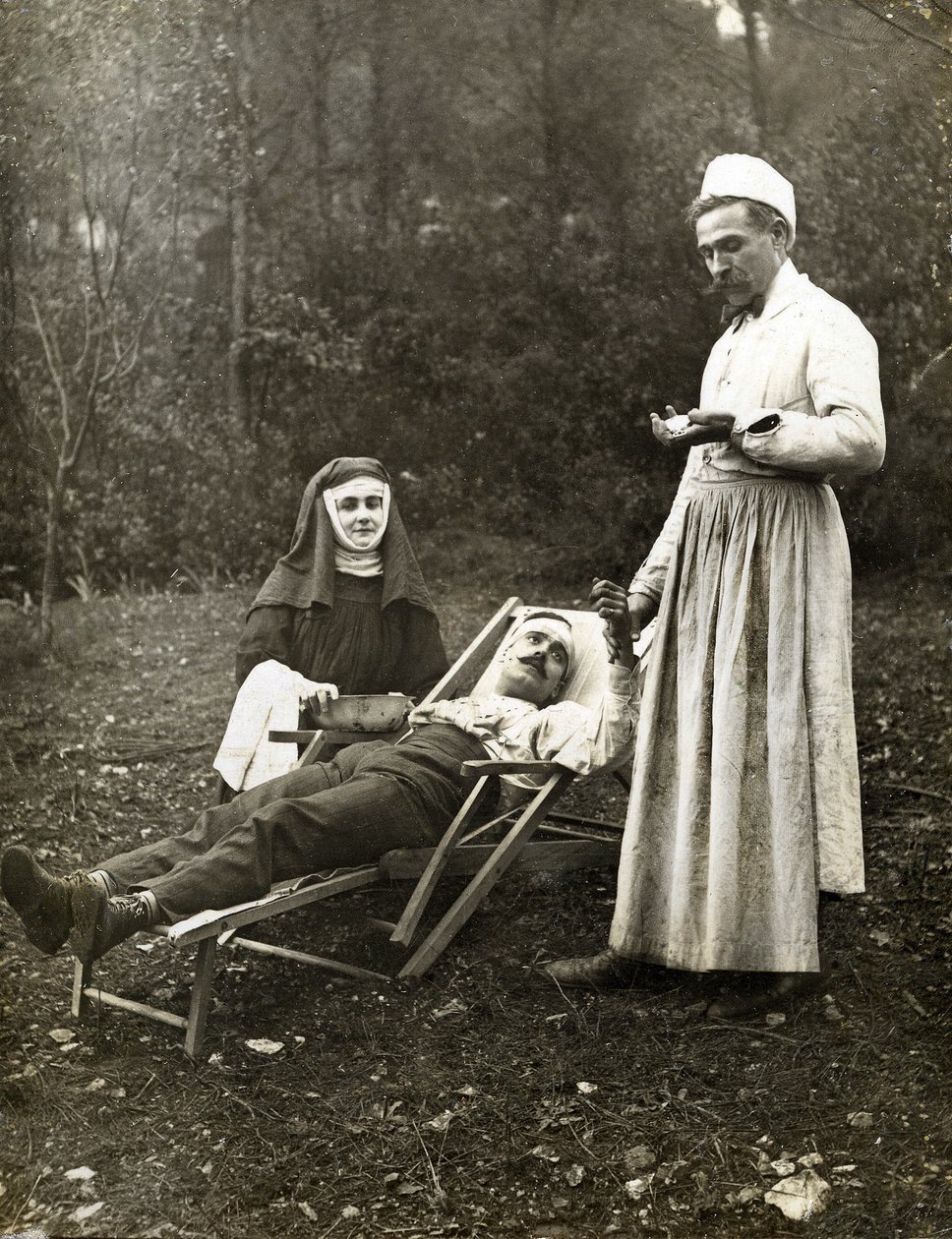 Dokter neemt de pols van een gewonde man, bijgestaan door een non-verpleegster, circa 1900 door . .