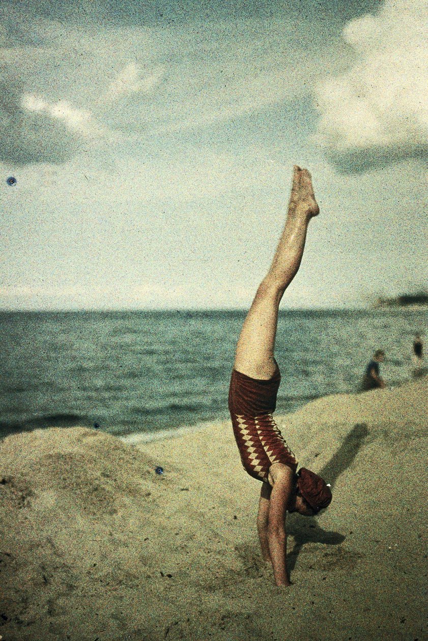 Eva doet een handstand, c 1920s door Frederick (attr. to) Barnard