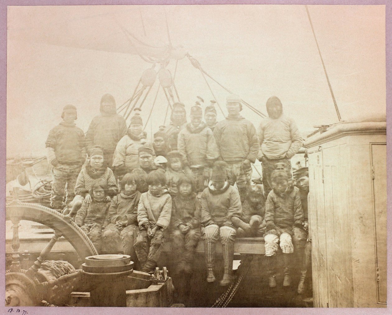 Expeditie naar de Noordpool (1875-1876) van kapitein George Nares (1831-1915): Groep inboorlingen op 