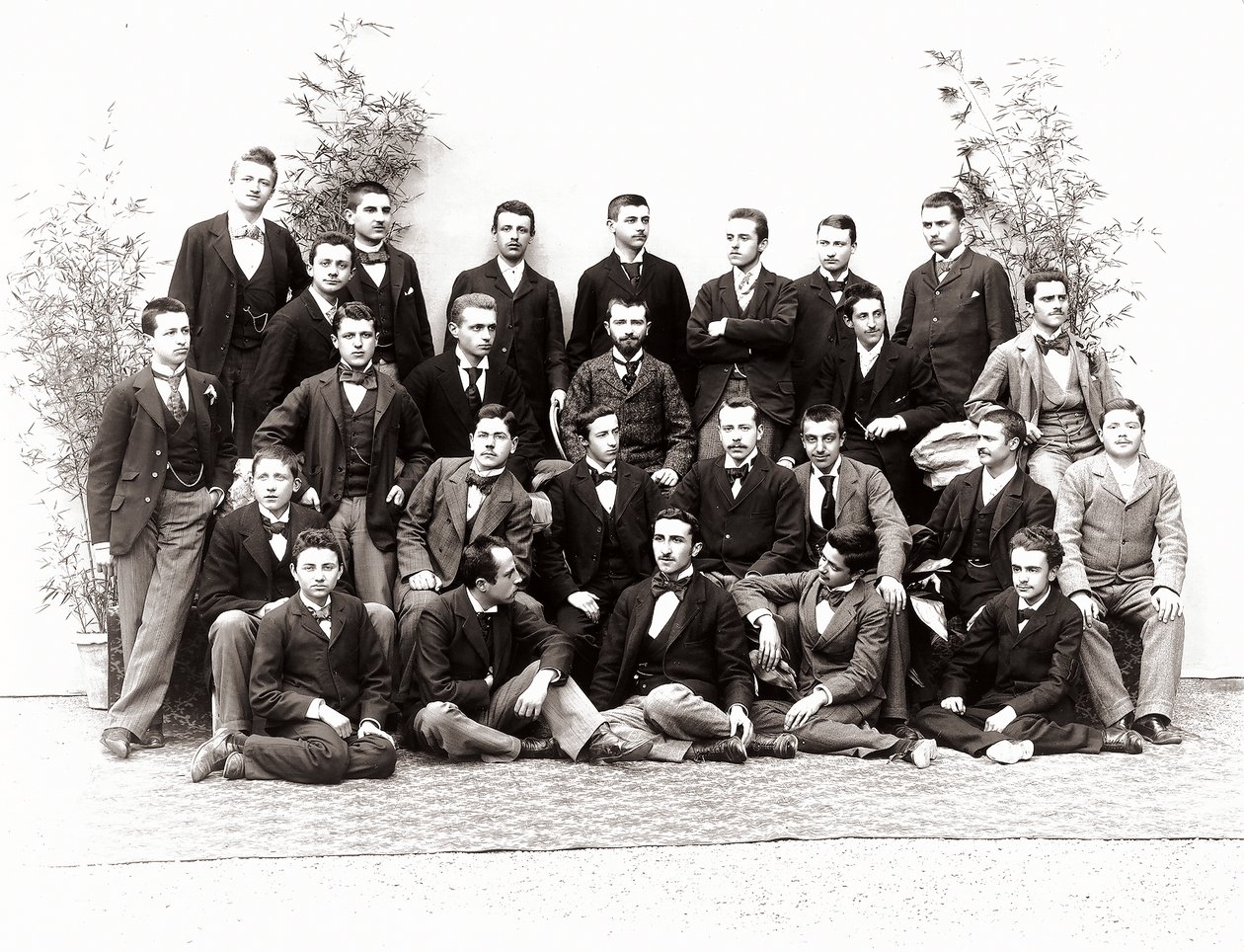 Groepsportret van leerlingen in hun derde jaar van de middelbare school door Henry Charles Fehr