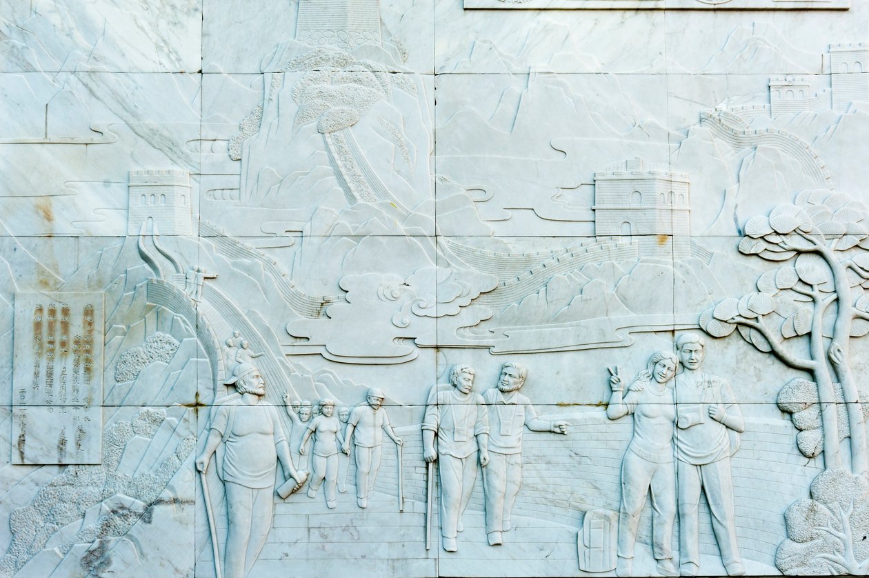 Marmeren reliëf met mensen; Grote Muur; Jinshanling sectie; Volksrepubliek China door Frederick (attr. to) Barnard