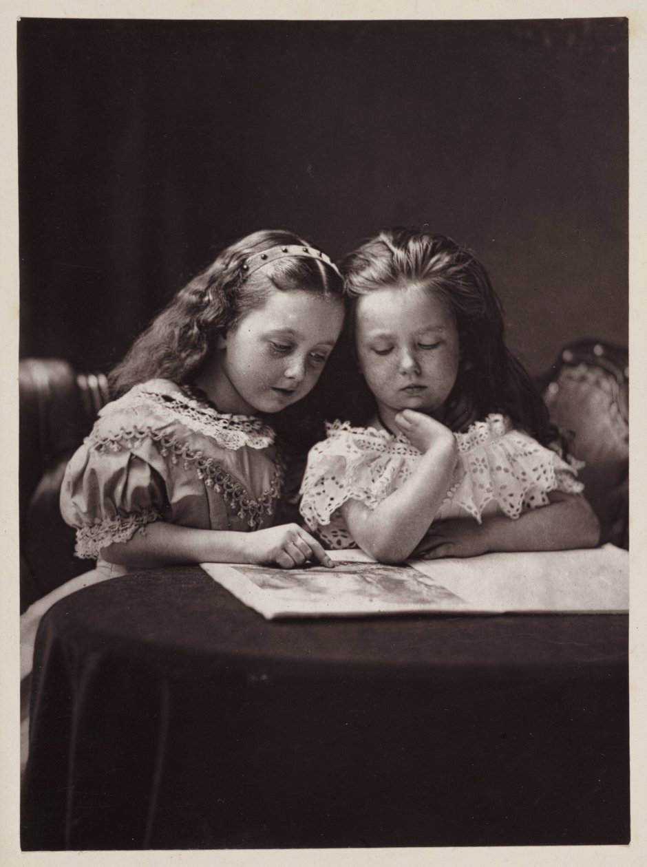 Maud en Ethel May Robinson, c door Frederick (attr. to) Barnard