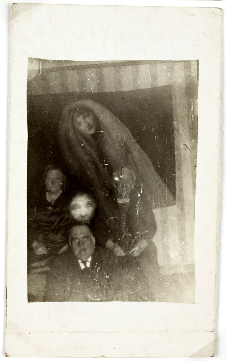 Paranormaal fenomeen: portret van drie oude mensen, de geest van een vrouw die achter hen verschijnt, circa 1920 door Frederick (attr. to) Barnard