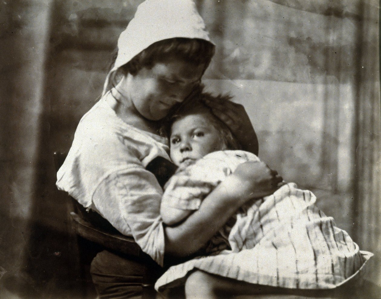 Portret van een moeder en haar dochter, ca. 1900-1905 door Frederick (attr. to) Barnard