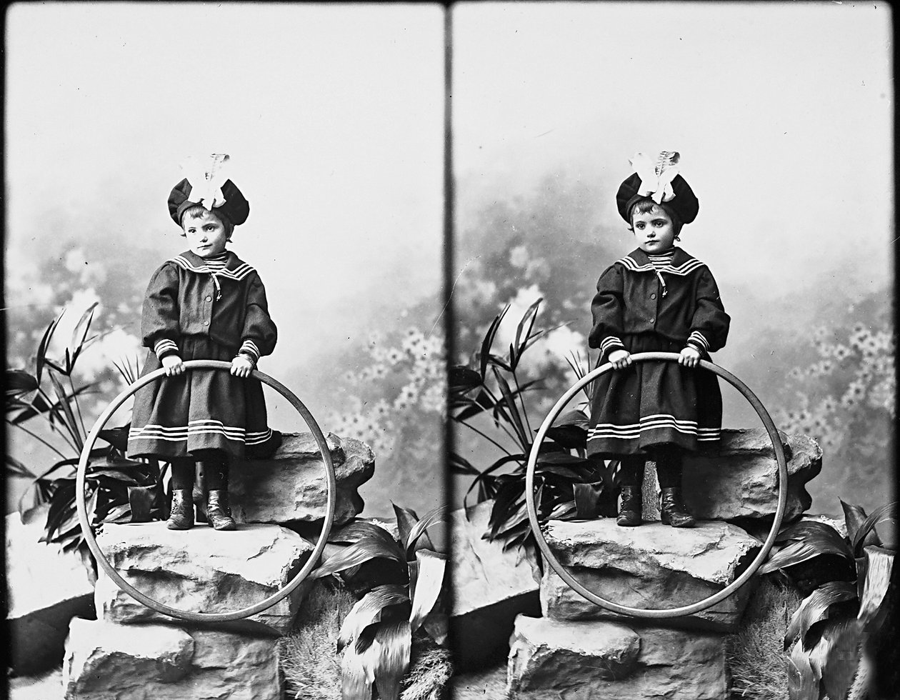 Portret van meisje in matrozenpak, stereoscopische foto door Henry Charles Fehr