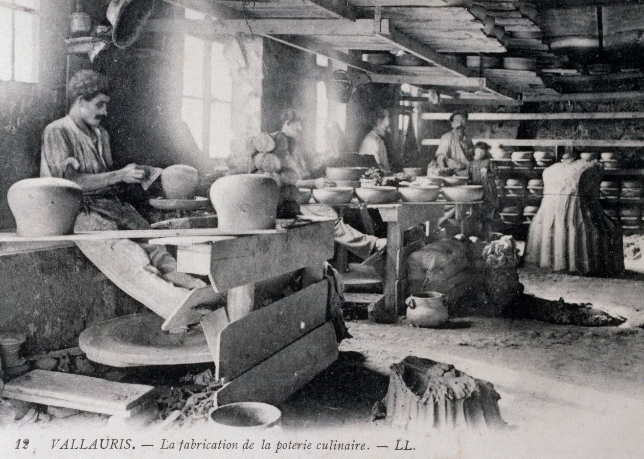 Ansichtkaart met pottenbakken voor Vallauris servies, ca 1900, Frankrijk door William Walcutt