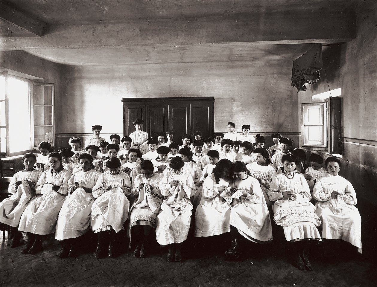 Vakschool voor vrouwen in Florence: een borduurles door Henry Charles Fehr
