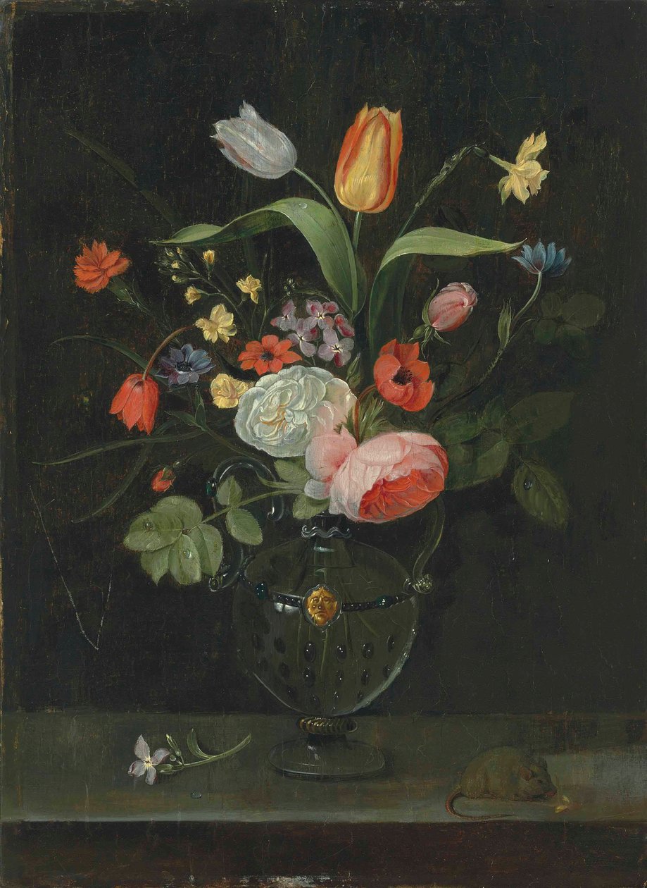 Rozen, tulpen, een narcis en andere bloemen in een glazen vaas, op een stenen rand met een muis door . .