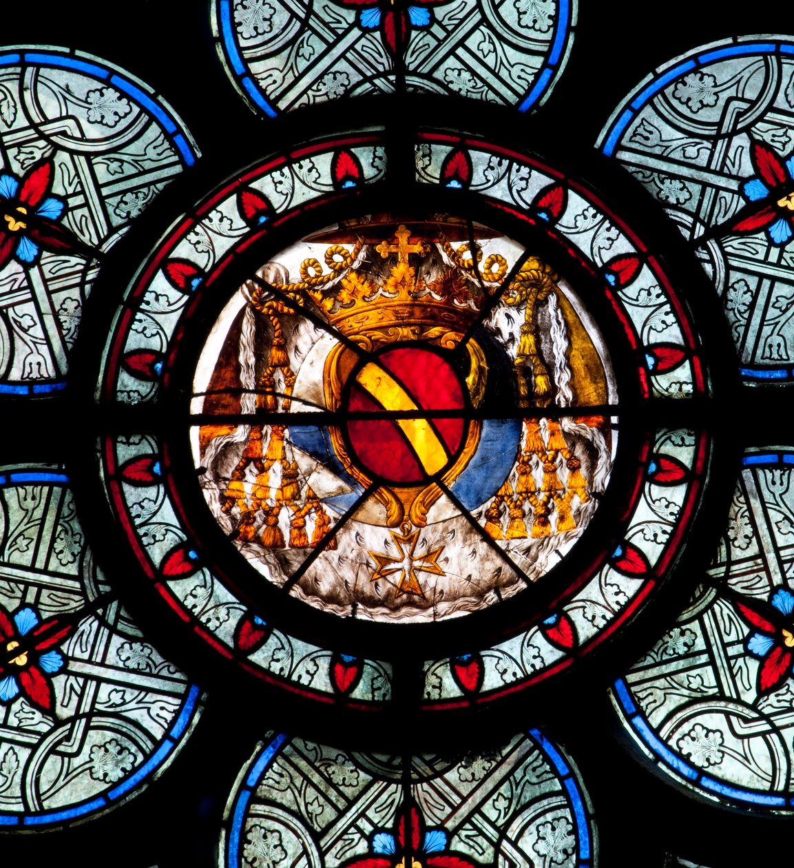 Het oculus van het trommelvlies van een van de twee ramen van de kapel van Noailles, met de wapens van de kardinaal, geschilderd in het midden van de 18e eeuw door Jean Le Vieil. Kathedraal Notre Dame de Paris - Parijs 4 - XIIIe, XIIIe, XIXe, rehabilitatie door . .