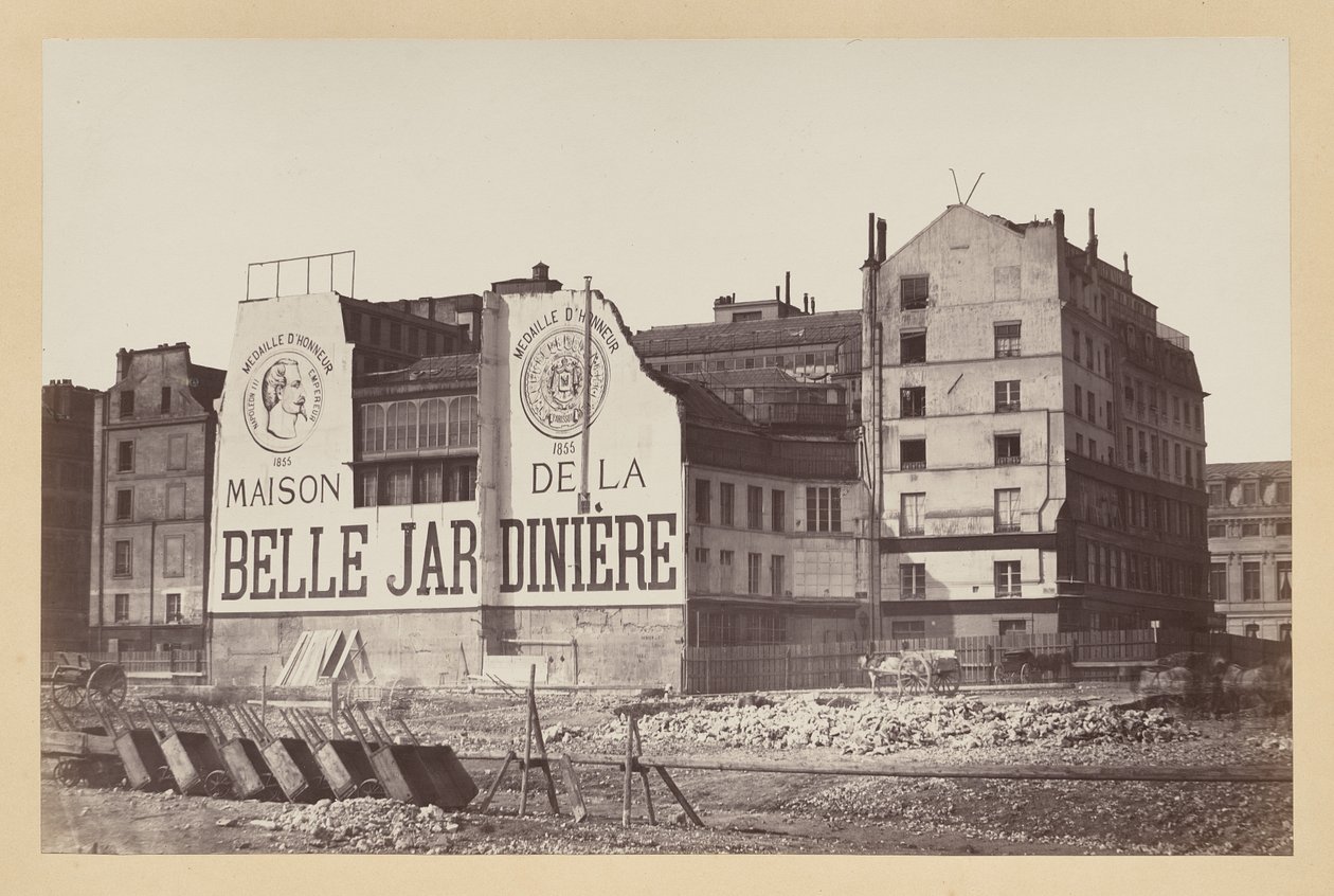 La Belle Jardinière: de winkel aan de rue de la Cité tijdens de sloop, Parijs door attributed to Charles Marville
