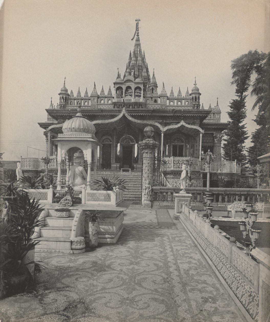 Pareshnath, Jain tempel, Calcutta door studio of A. W. A. Plâté Studio (Ceylonese)