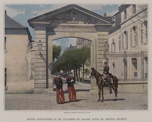 Infanterie- en cavalerie leerlingen in volledige dienstuniform, oud door (after) French Photographer