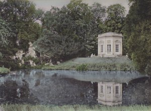 Park van het Petit Trianon, Muziekpaviljoen door (after) French Photographer