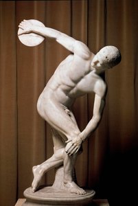 De discuswerper. Een Romeinse atleet die een discus probeert te werpen. Romeinse kopie van het originele bronzen beeld van Myron uit de 5e eeuw v.Chr. Rome, Museo Nazionale Romano