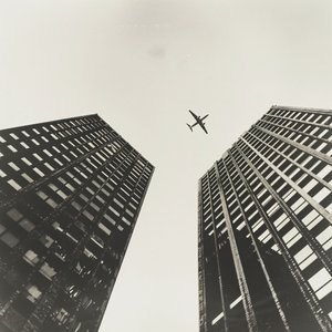 Vliegtuig vliegt over twee torens, fotografie met  zwart, wall art prints op aanvraag door F. Abderrahim