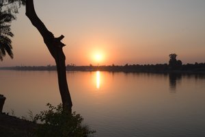 Gouden zonsondergang weerspiegeld in een rustige rivier door Albert Mansour