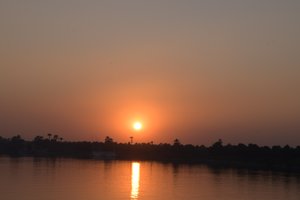 Gouden zonsondergang weerspiegeld in een rustige rivier