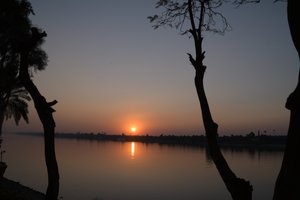 Gouden zonsondergang weerspiegeld in een rustige rivier