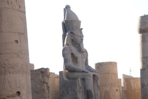 De tempel van Luxor, Oude Egyptische architectuur in Luxor door Albert Mansour