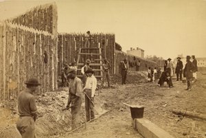 [Stockade gebouwd door Generaal Haupt ter bescherming van regeringseigendommen, Orange  Alexandria R.R., Alexandria, Virigina]. door A.J. Russell