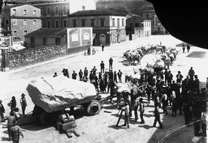 Carrara: talrijke ossen trekken een wagen geladen met een enorm marmerblok uit de Apuane steengroeven