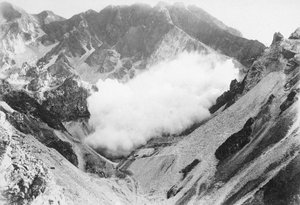Explosie in een marmergroeve in de Apuaanse Alpen, Toscane
