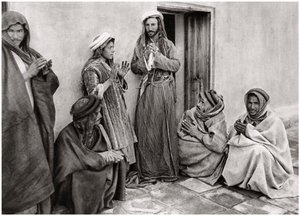 Een mullah die een gebed leert aan een jonge man, Irak, 1925 door A. Kerim