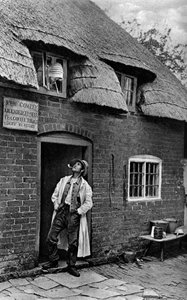Een man die een pijp rookt buiten een winkel, Worcestershire, ca. 1922