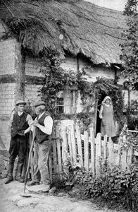 Twee mannen praten buiten een huisje, nabij Lucton, Herefordshire, ca. 1922